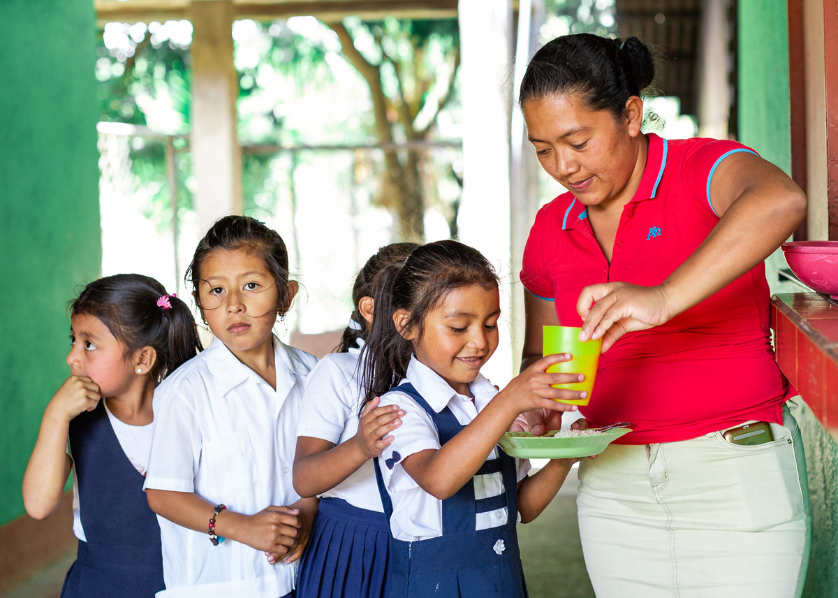 Almuerzos escolares de Fabretto: erradicando la pobreza a través de la nutrición